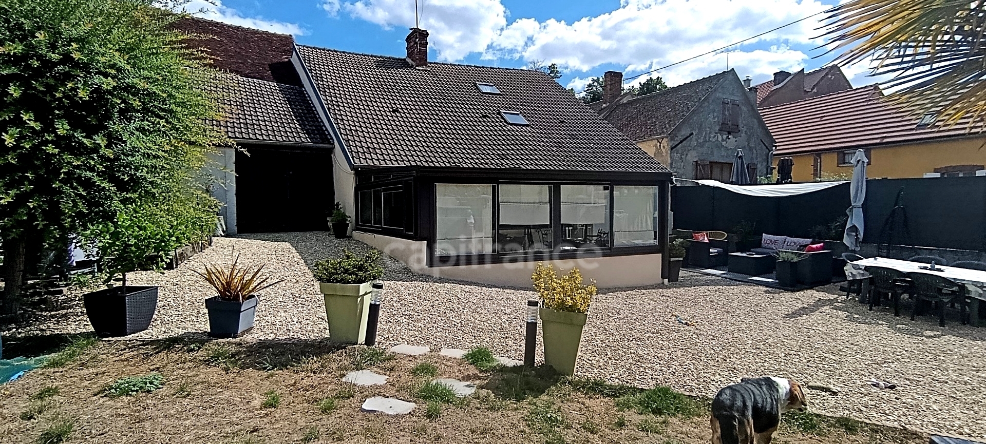 Virginie Masson – Capifrance vous propose cette maison en pierre de 92 m² pleine de charme, située à Seignelay, proche des commerces et des écoles