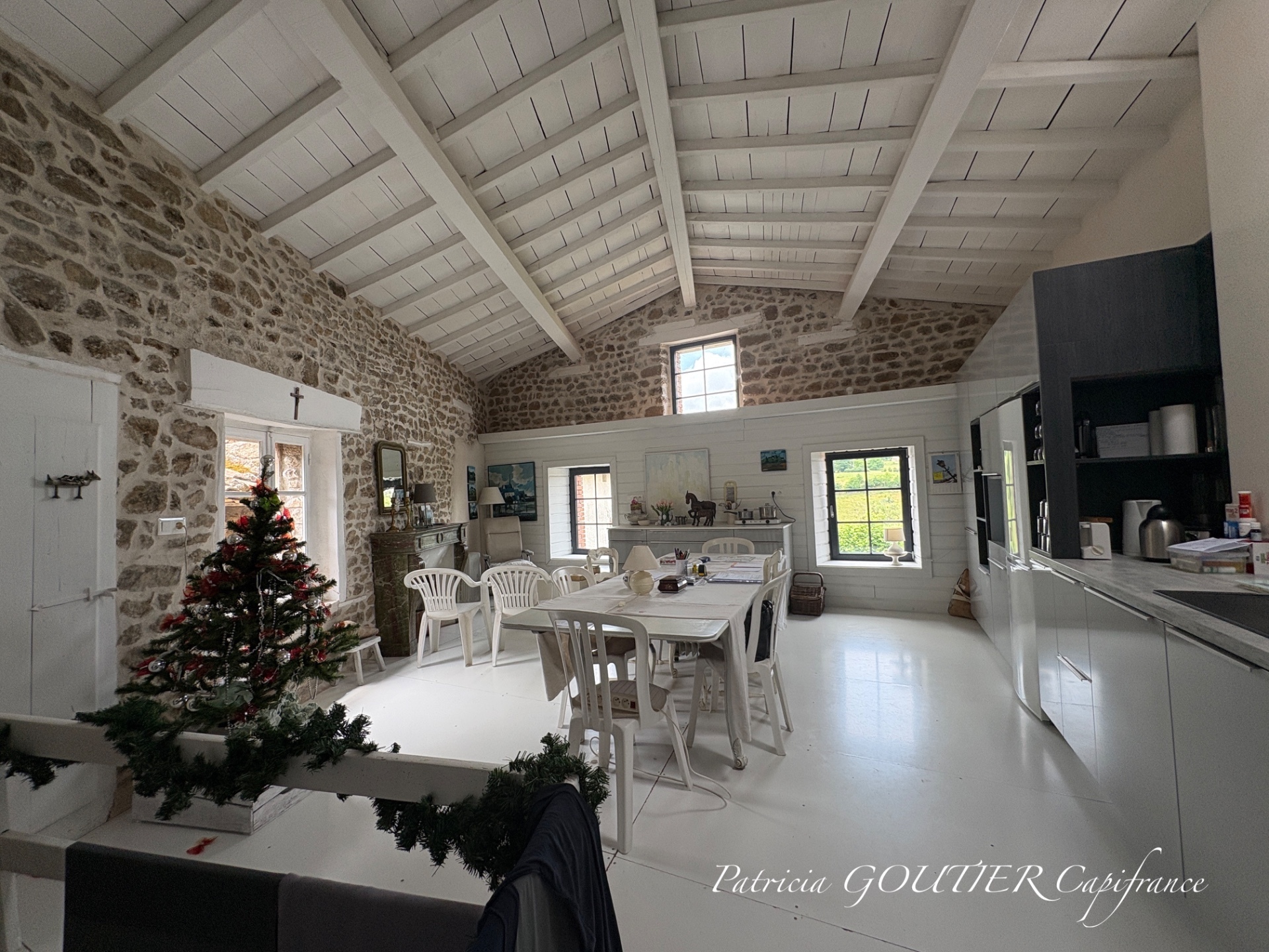 Proche d' AMBERT (63) CORPS DE FERME en pierre renové avec sa grange indépendante TERRAIN de 1209 M2