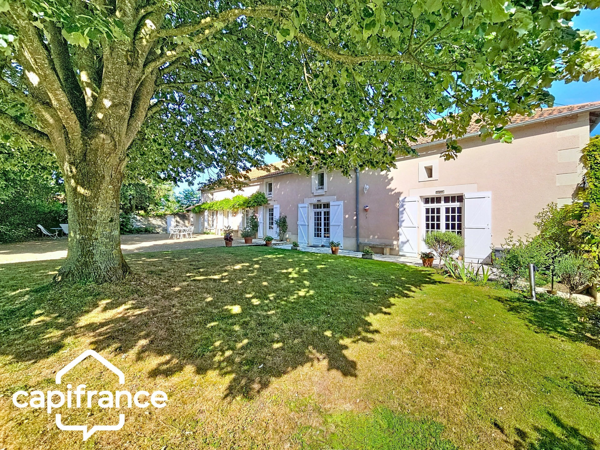Saint-Martin-de-Sanzay (79) – Maison en pierre rénovée 203 m² – vie de plain-pied – studio indépendant – dépendances – terrain 4 000 m² – Saint-Martin-de-Sanzay proche Thouars et Saumur