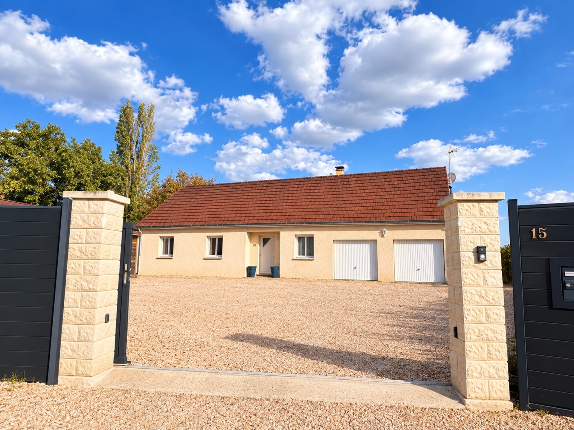 MAISON DE PLAIN-PIED – 110 m² – 4 CHAMBRES – TERRAIN DE PLUS DE 4 000 m² – PISCINE - LA CHAPELLE DE BRAGNY (71)