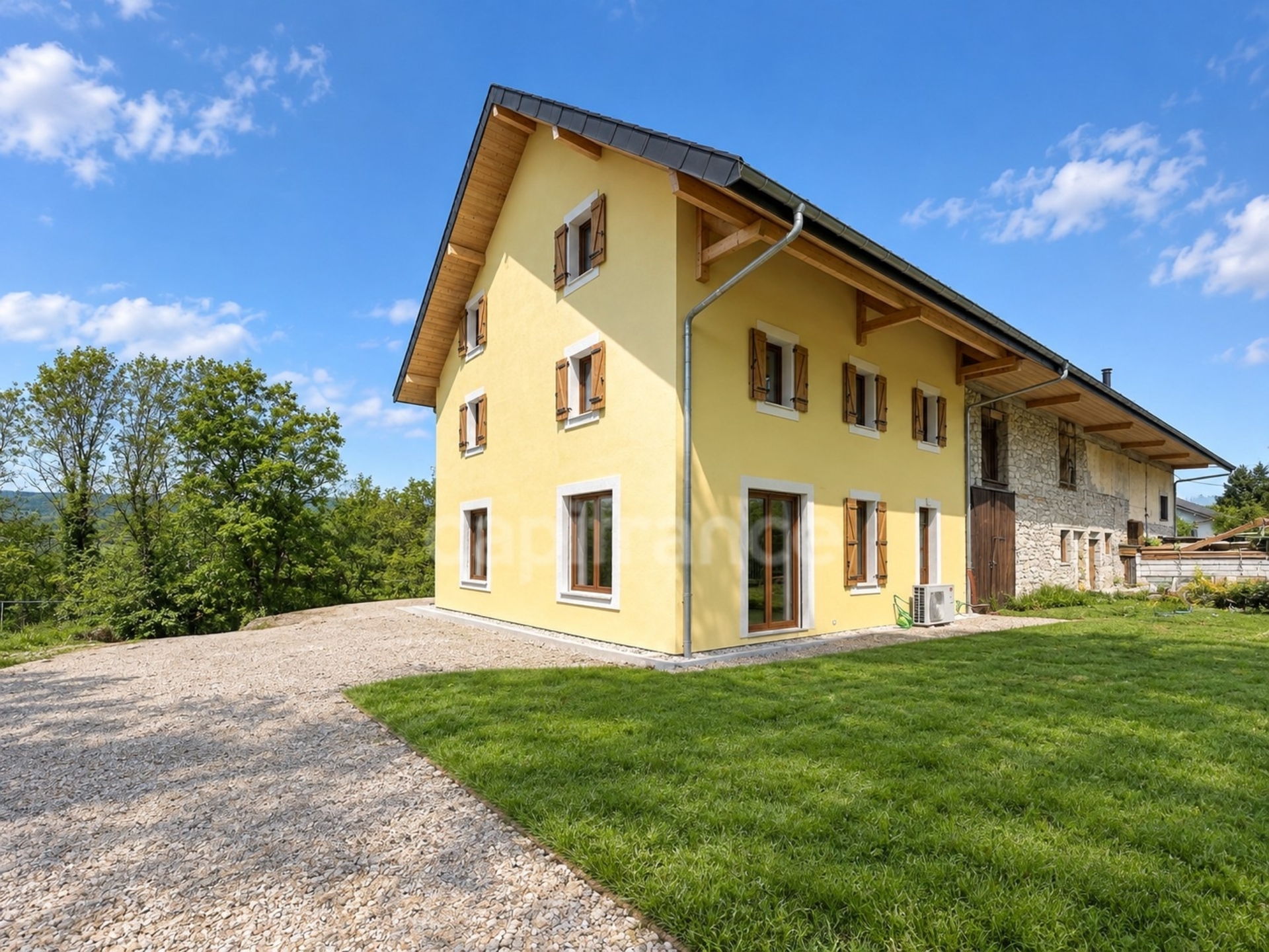 Maison mitoyenne triplex entièrement rénovée - CERCIER (74)