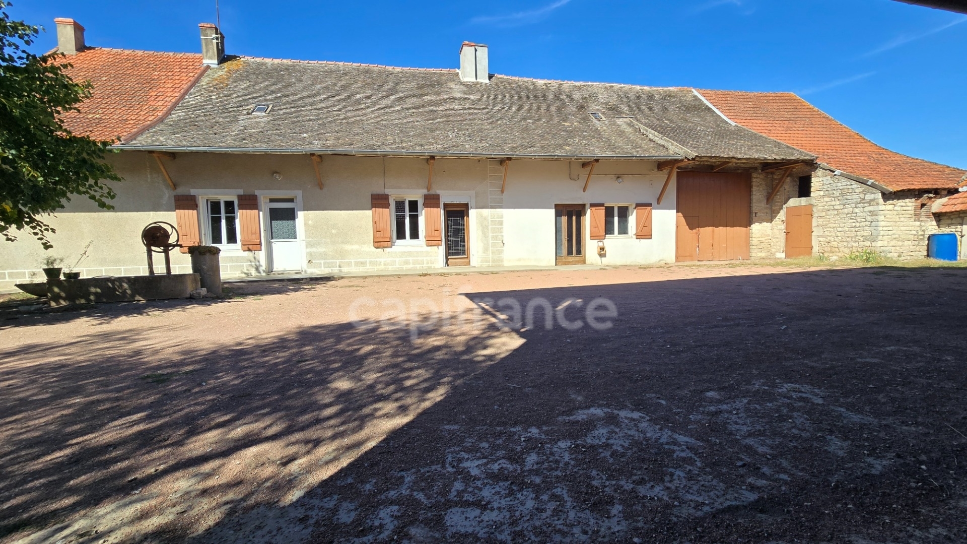 Maison en pierre de 139 m² avec dépendances- terrain de 2308 m² - Proche de Chalon-sur-Saône (Saône et Loire)
