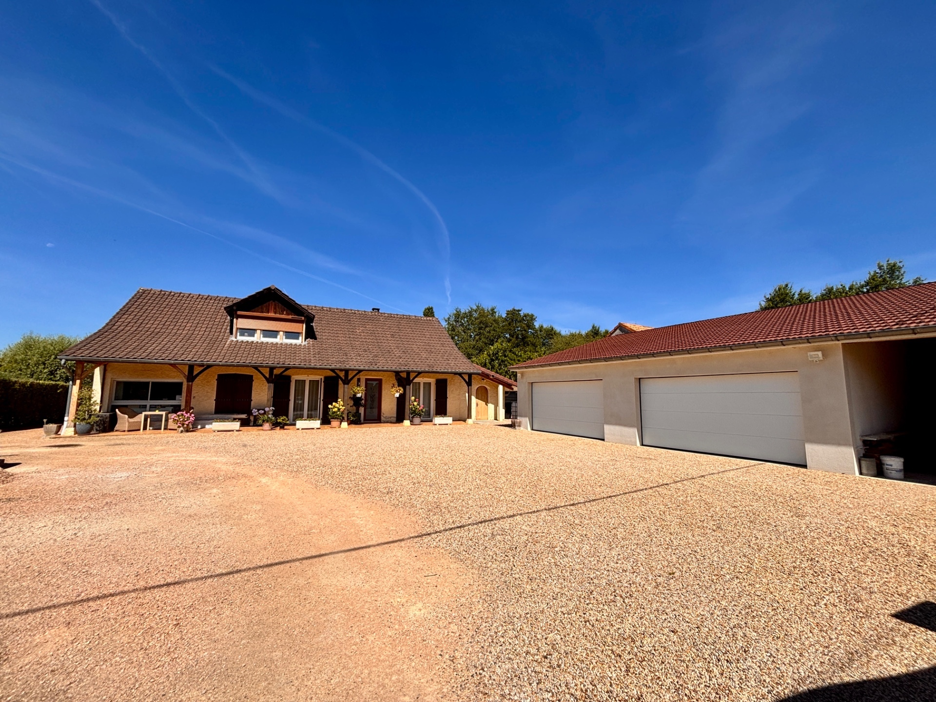 Maison familiale 179 m² - 4 Chambres - Dépendance 5 Garages - Atelier - Appentis - Terrain 1600 m² - L'ABERGEMENT-DE-CUISERY (71)