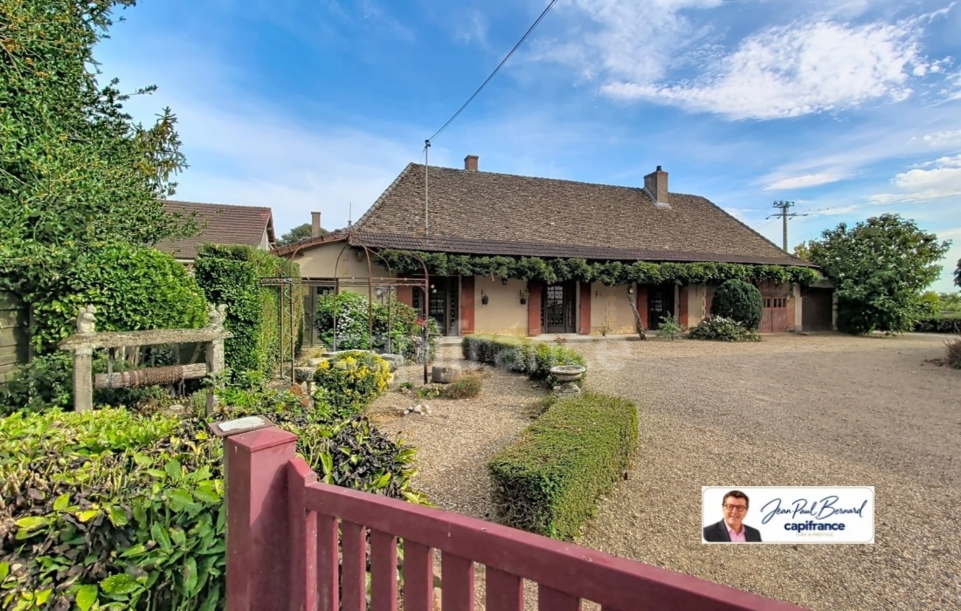 Frontenard (71) Propriété de caractère — Potentiel exceptionnel : Habitation / Gîte 173 m² + 1 400 m² de dépendances et hangars