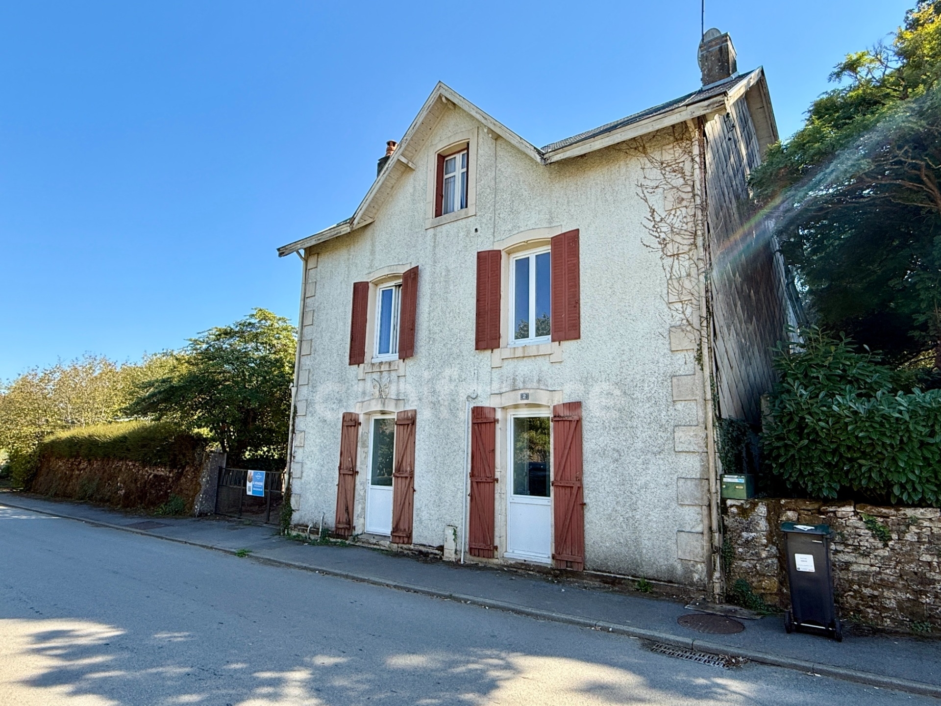 VERRUYES – Maison avec jardin sans vis-à-vis et beau potentiel d’aménagement