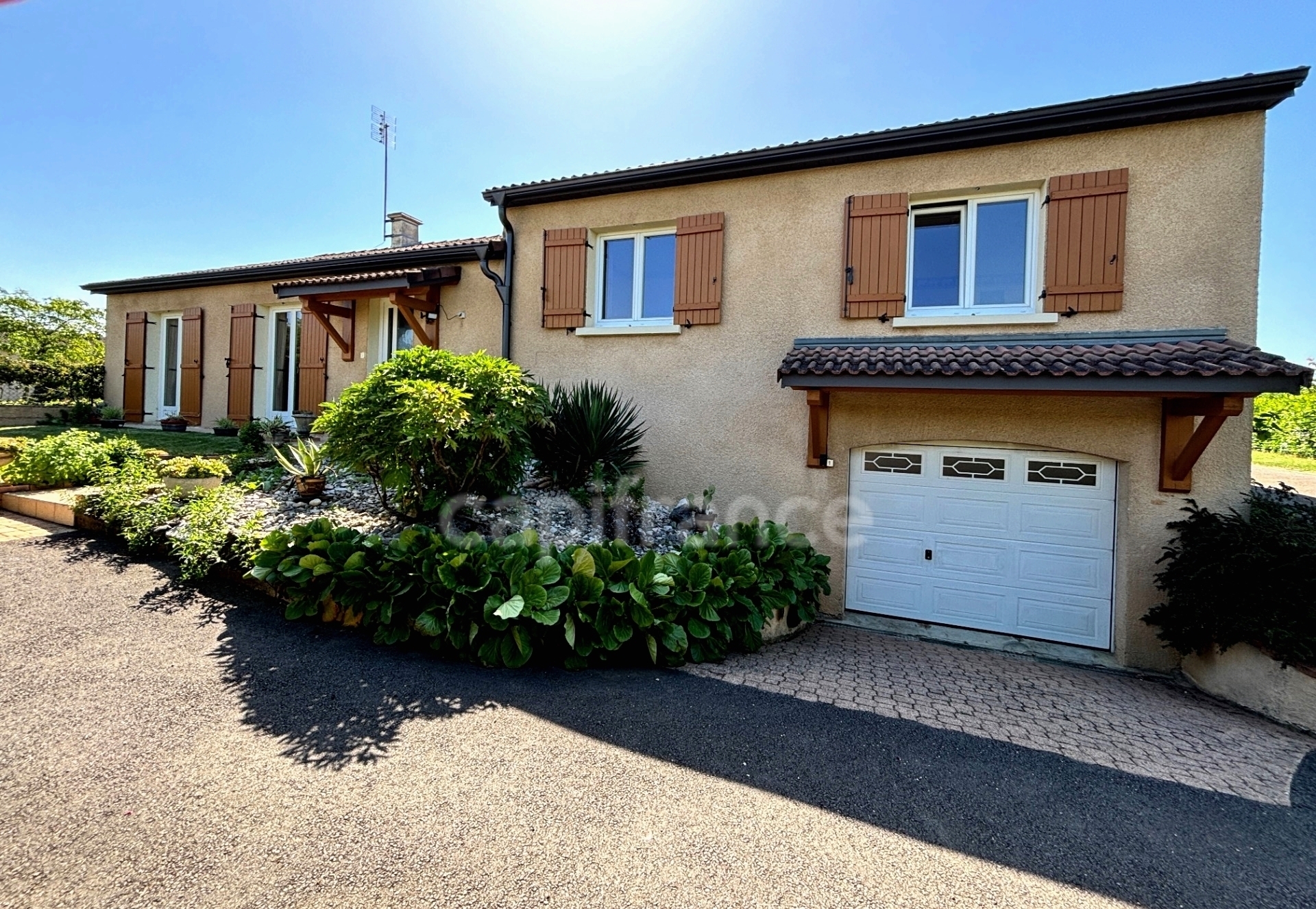 Maison 6 pièces - 140 m² - 4 chambres - Sous-sol - Terrain 1080 m² - CHARNAY LES MACON (71850)