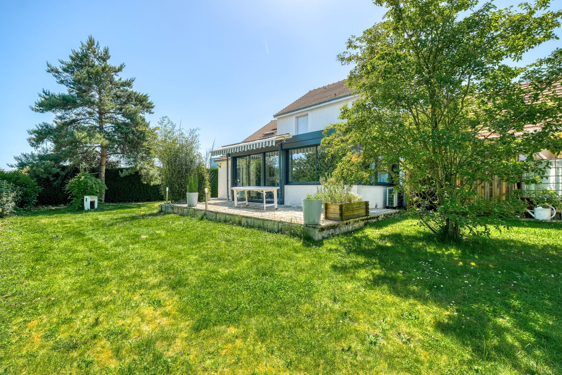 Christophe Michaudelle – CAPIFRANCE - vous propose à JUILLY : maison - 7 pièces - 175 m² - 5 chambres - grandes pièces de vie avec véranda - 2 pièces d'eau - dressing - buanderie - garage et stationne