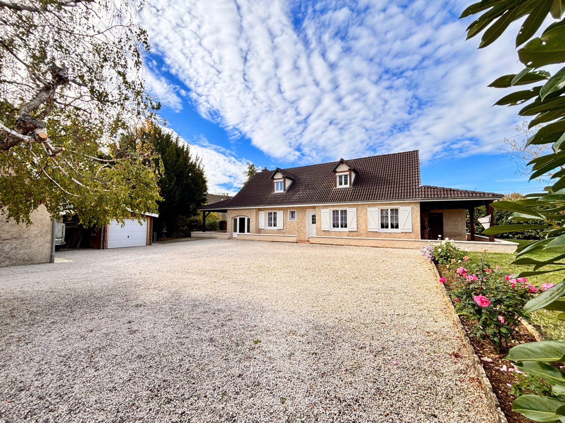 Maison 7 pièces, 5 Chambres, Terrain de 2000 m², Double Garage, SAINT DESERT (71390)