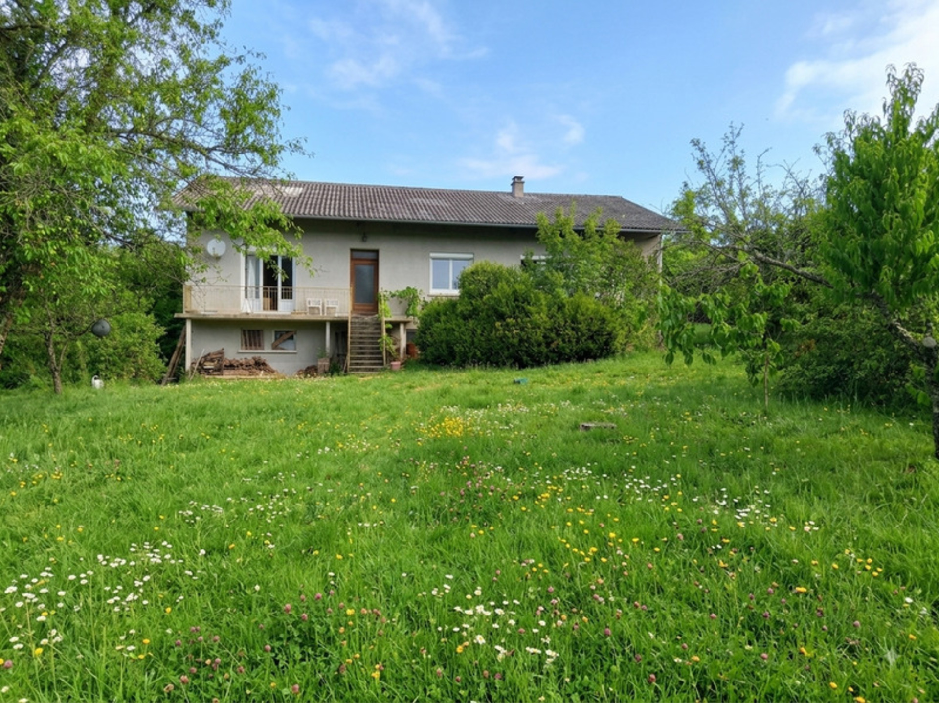 Belle maison familiale de 167 m² hab. avec grand jardin arboré à Cruzy-le-Châtel