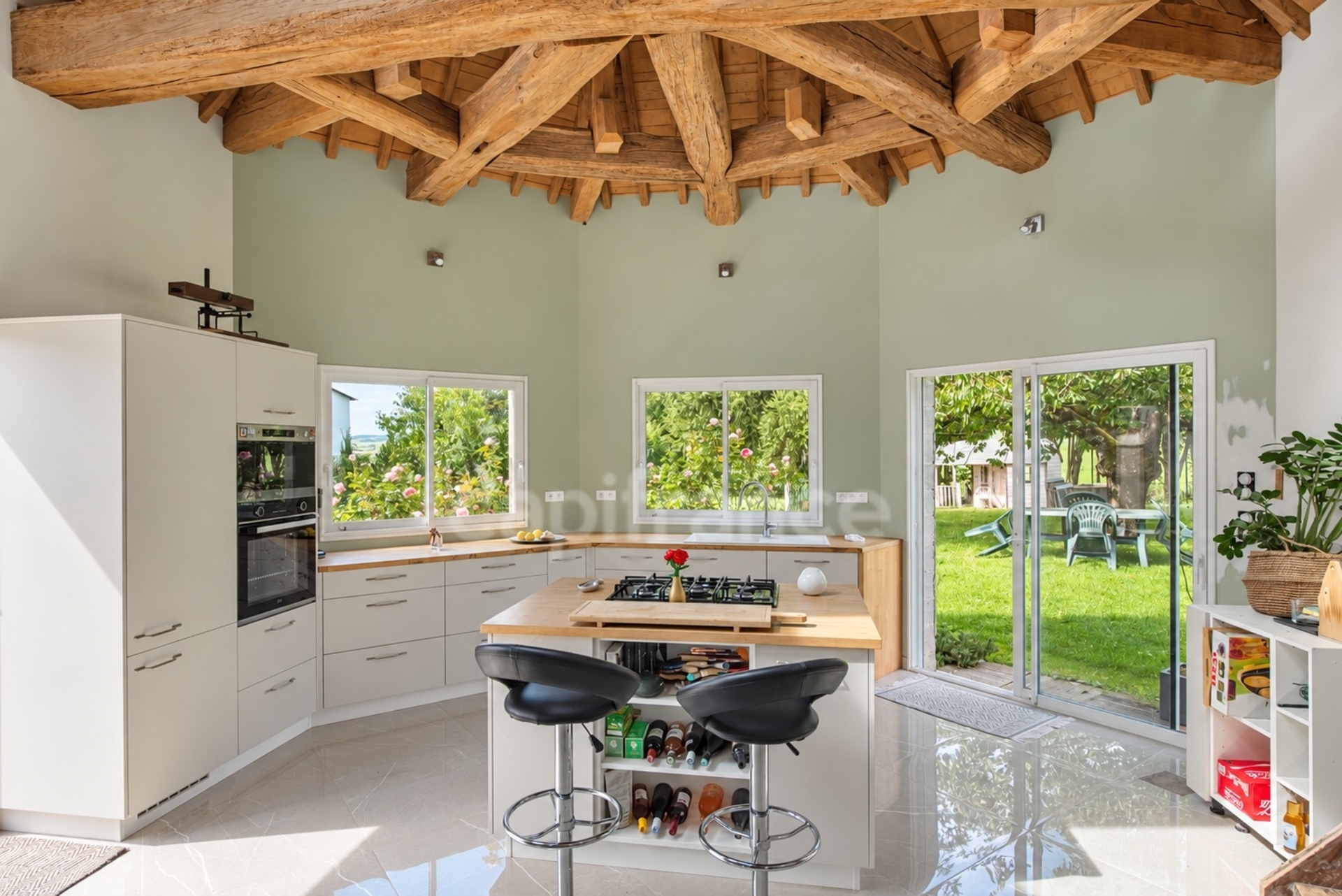 Maison à vendre 5 pièces CHAMPLOST (89), 3 chambres, jardin 880 M2, Charpente d'exception, DPE C