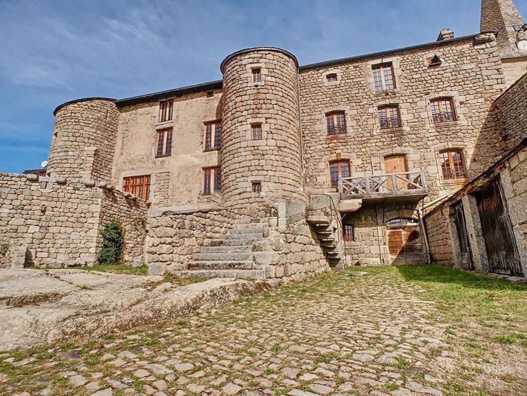 Chateau médiéval restauré vendu entièrement meublé