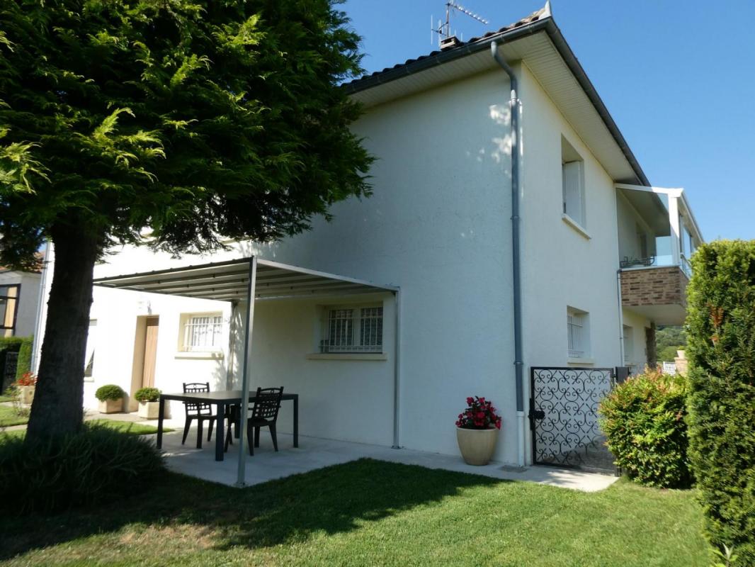 A vendre secteur LACAPELLE-MARIVAL 46120 maison de bourg 10 pièces 4 chambres avec grand jardin, garage et dépendance