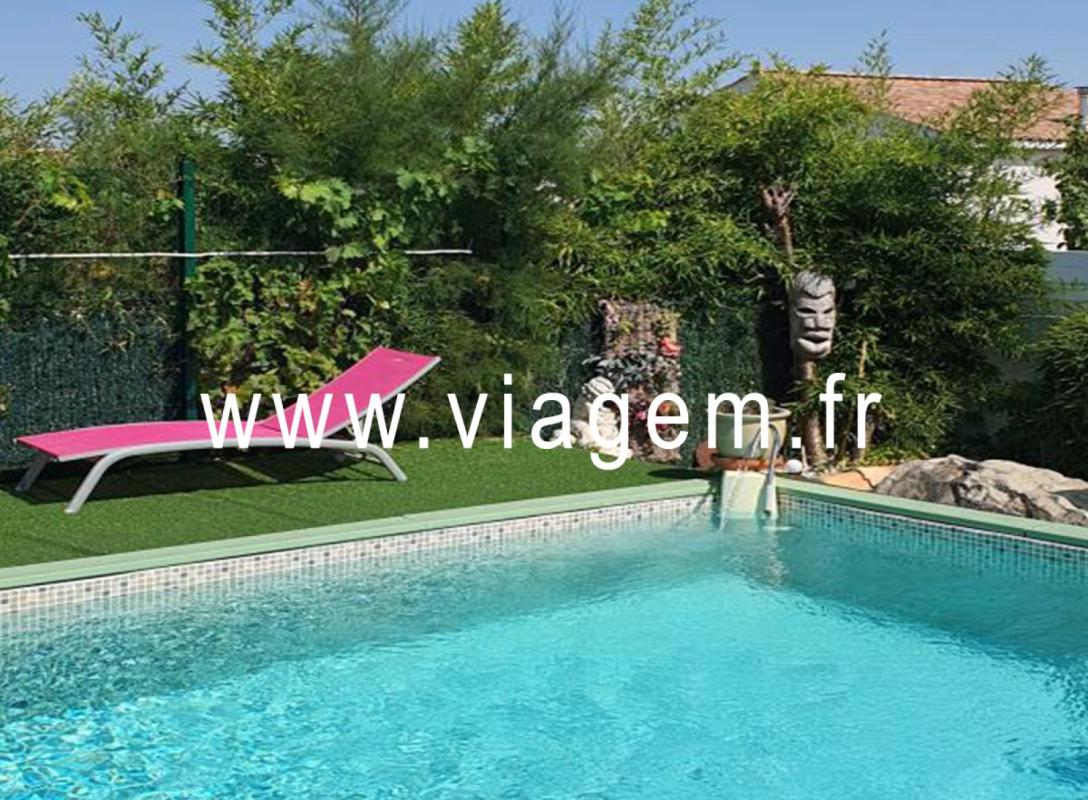 Belle villa de plain pied avec piscine sur Servian en viager occupé avec un homme unique propriétaire sur un terrain