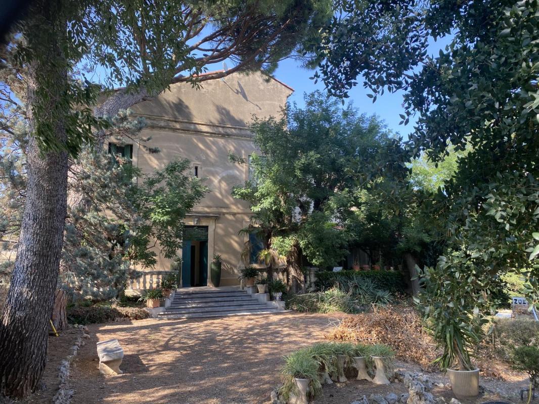 Grande batisse de charme occupée sur l'ouest de la métropole de Montpellier avec un joli parc une résidence exceptionnelle aux portes de Montpellier