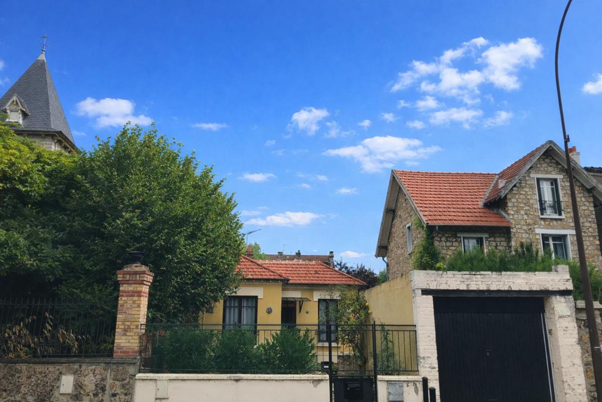 Maison avec permis de construire purgé – potentiel 210 m² – terrain 386 m²