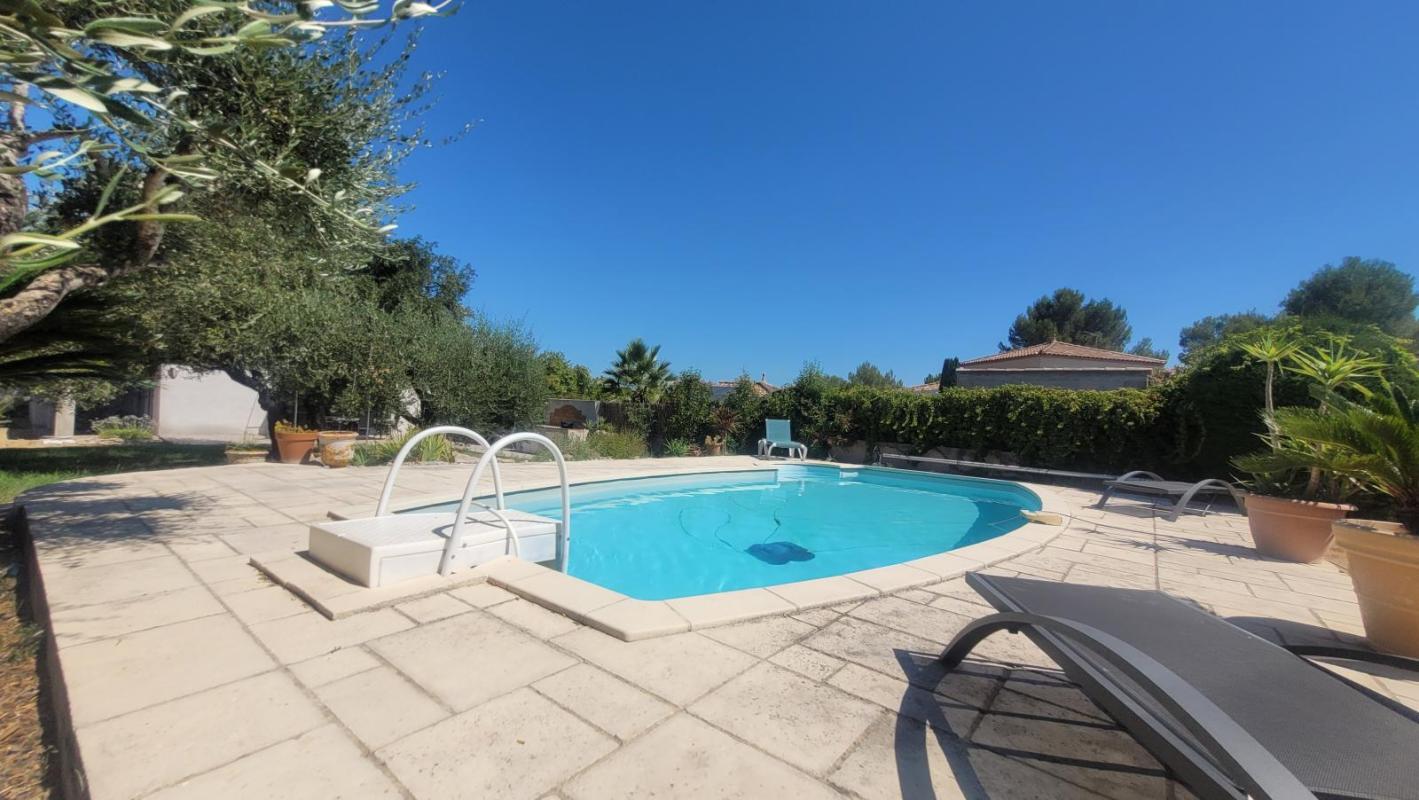 VILETELLE – Superbe villa T5 de plain-pied avec piscine sur un terrain de 1 060 m²