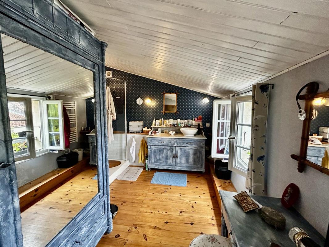 SAINT AGNANT. Vivre et investir : propriété de caractère avec gite générant une excellente rentabilité