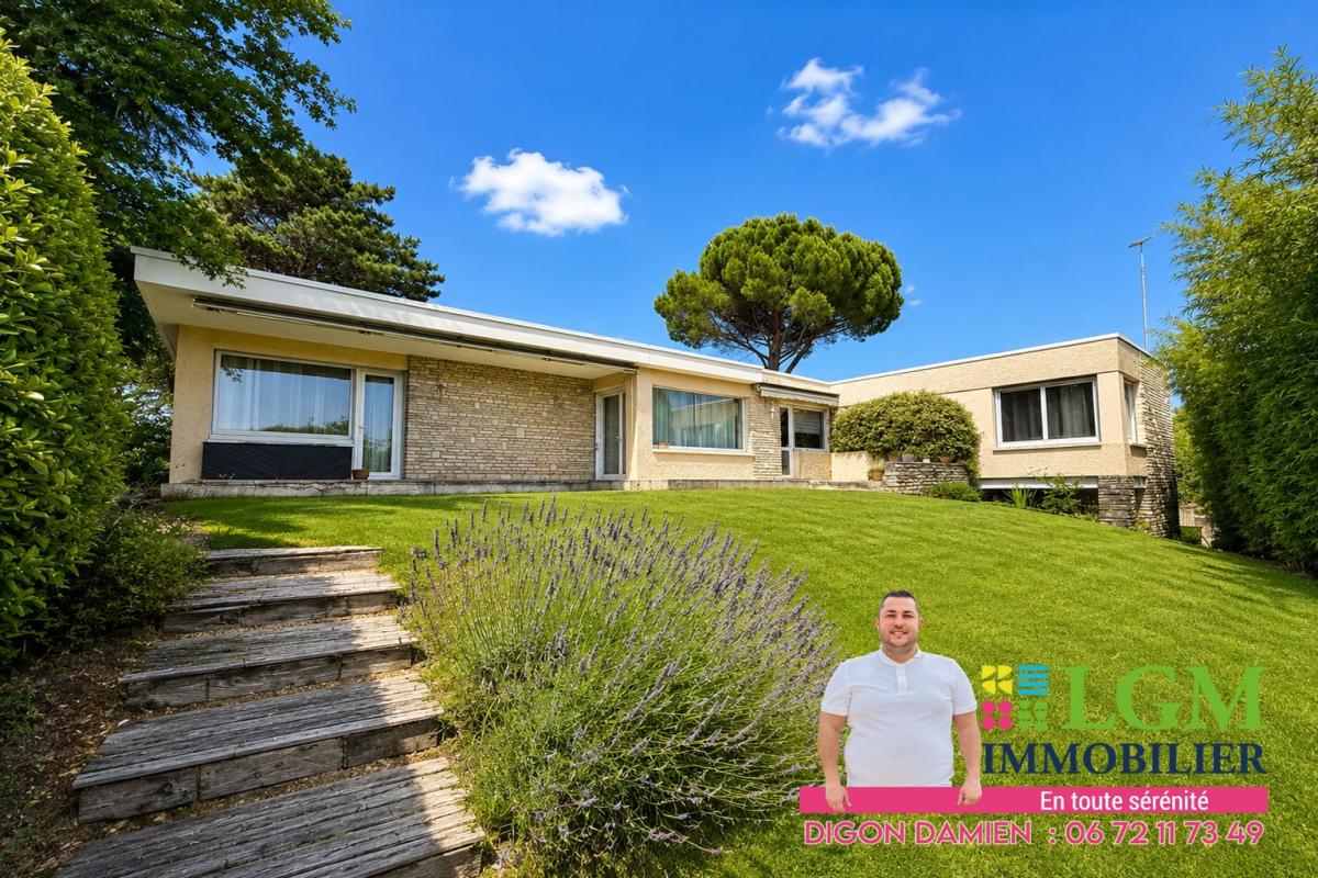 Villa d'architecte avec piscine et 3 200 m² de terrain – Le calme à la ville