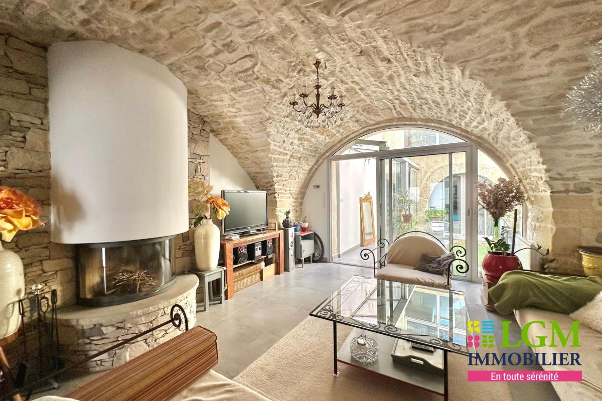 CONGÉNIES - Magnifique maison de village rénovée