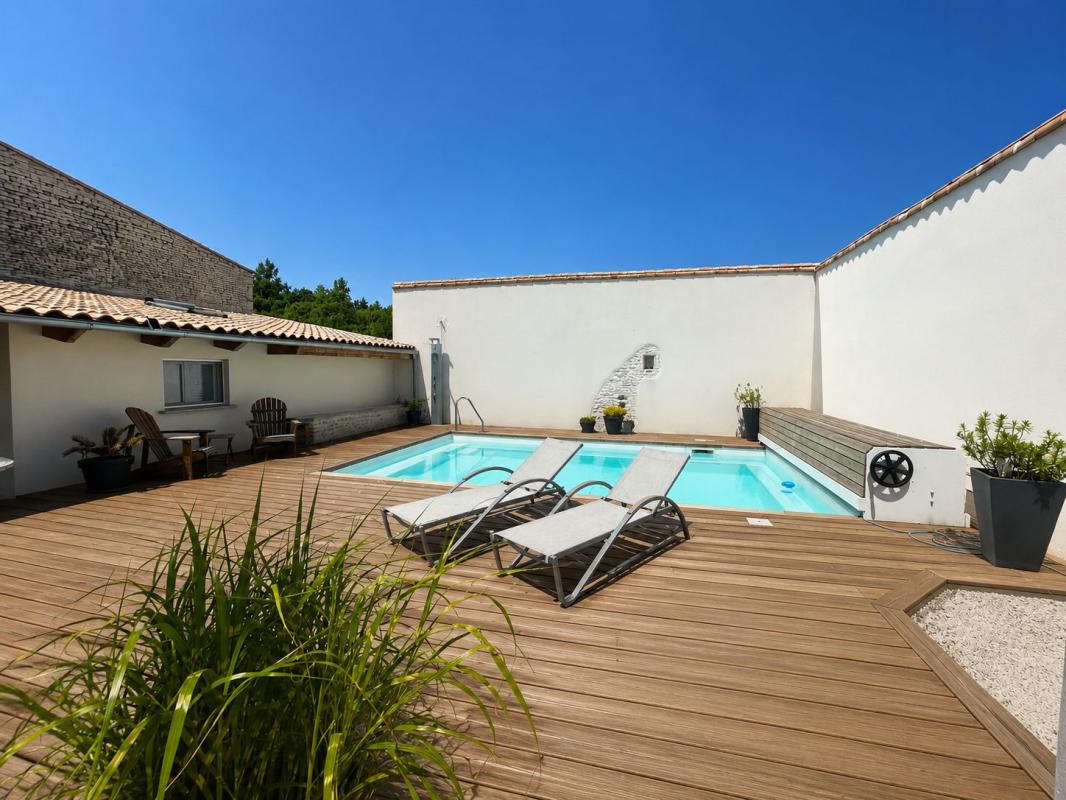 SAINT-OUEN-D'AUNIS. Propriété de caractère, piscine et grange à rénover un bien rare au potentiel exceptionnel