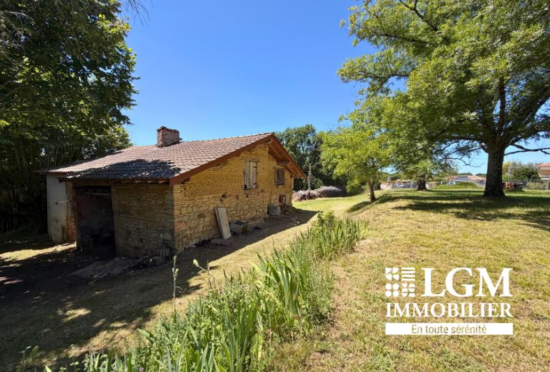 Terrain de 9 674 m² avec grange et potentiel d'agrandissement – L'Honor-de-Cos