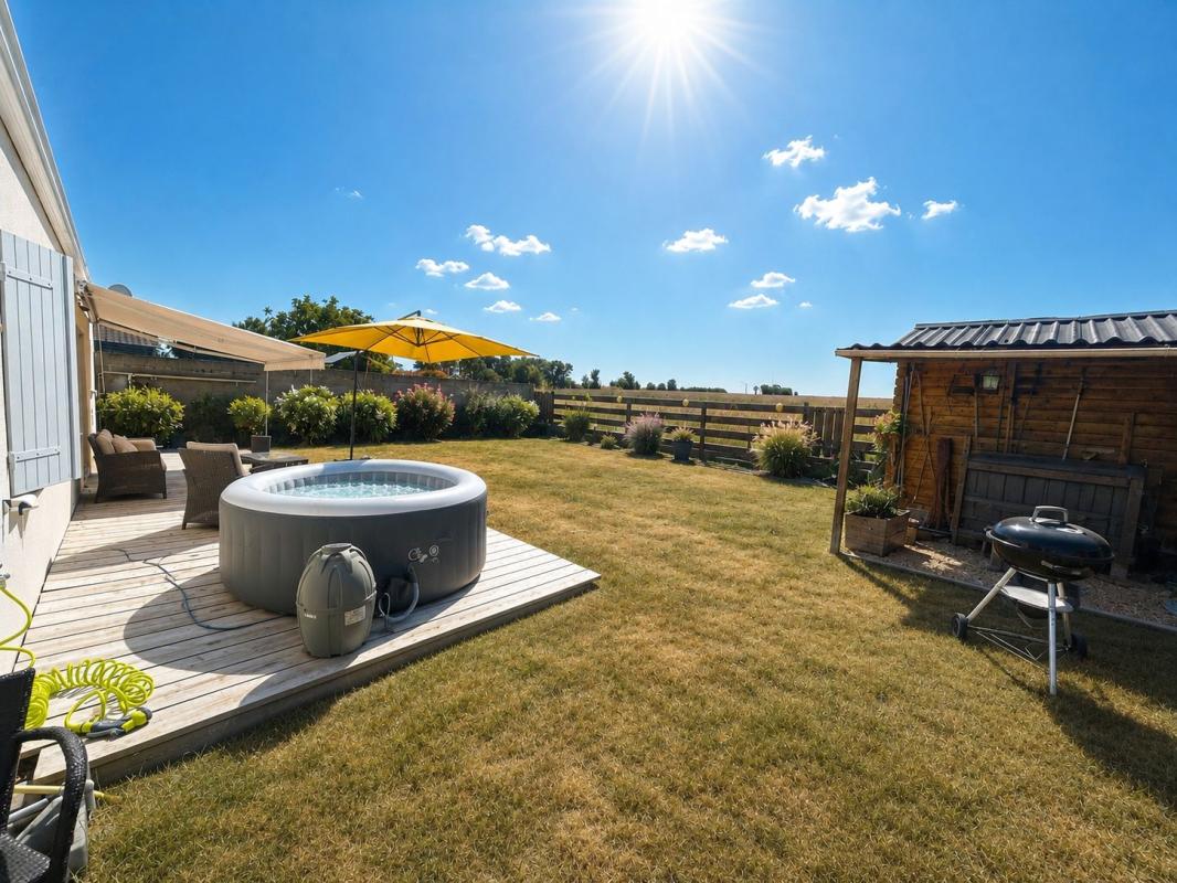 COURCON. Maison de plain pied de 94 m², quatre chambres, terrasse et jardin