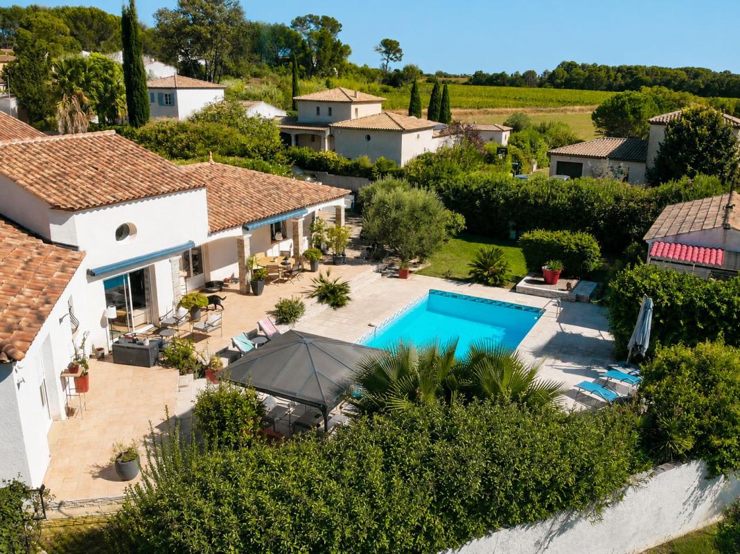 Une villa hors norme dans un écrin de verdure avec piscine