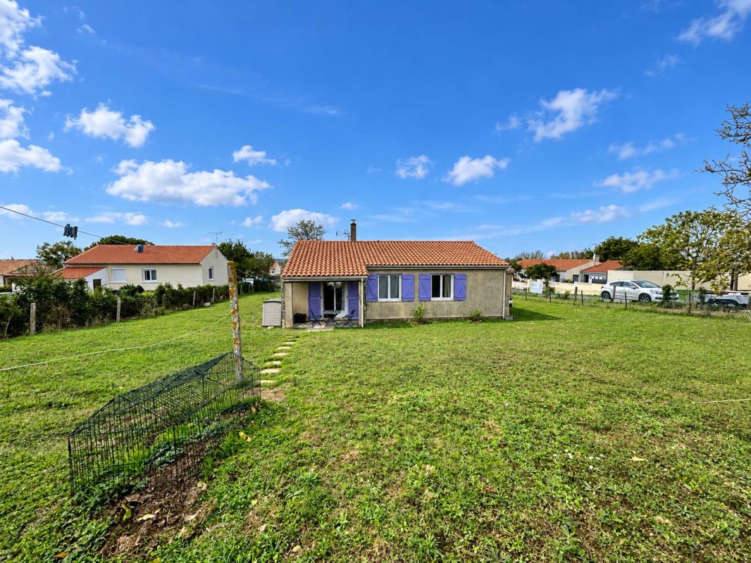LE-GUE-DE-VELLUIRE (85). Maison de plain pied rénovée avec grand terrain : un beau potentiel à découvrir !