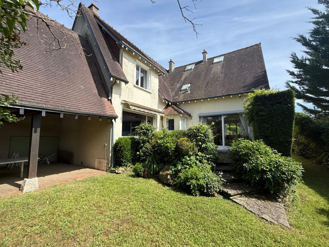 Maison sur sous sol avec jardin