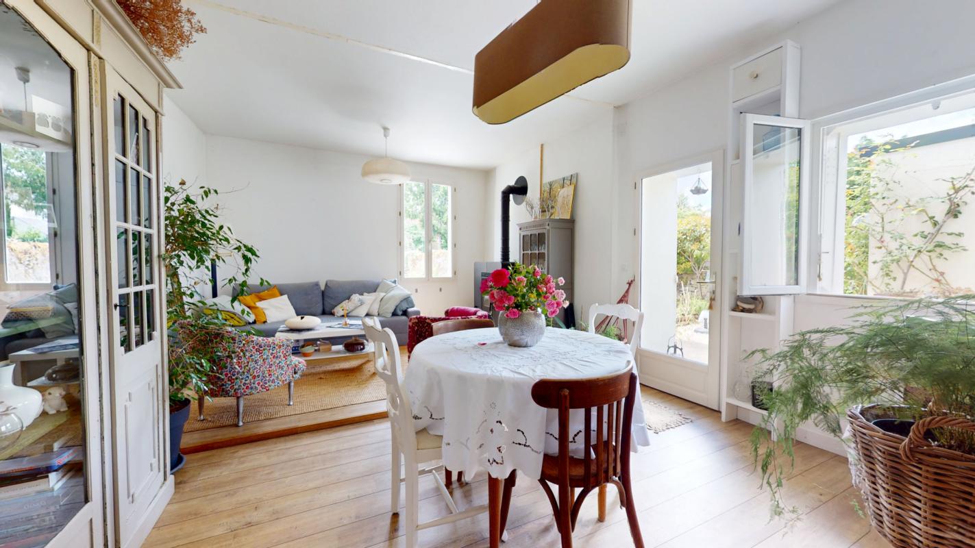 Charmante maison d'habitation avec joli jardin fleuri
