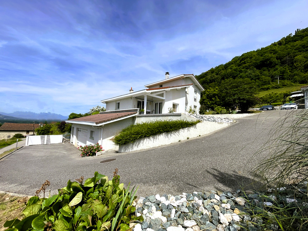 Maison individuelle + grand garage