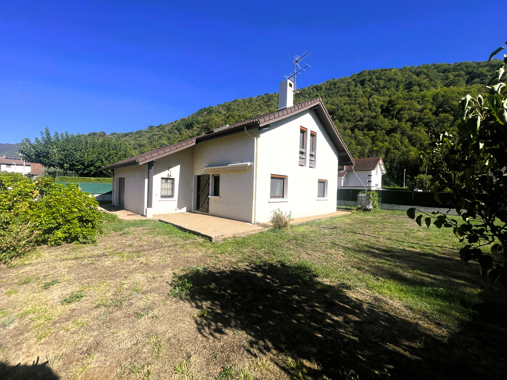 Maison individuelle et garage sur terrain clos