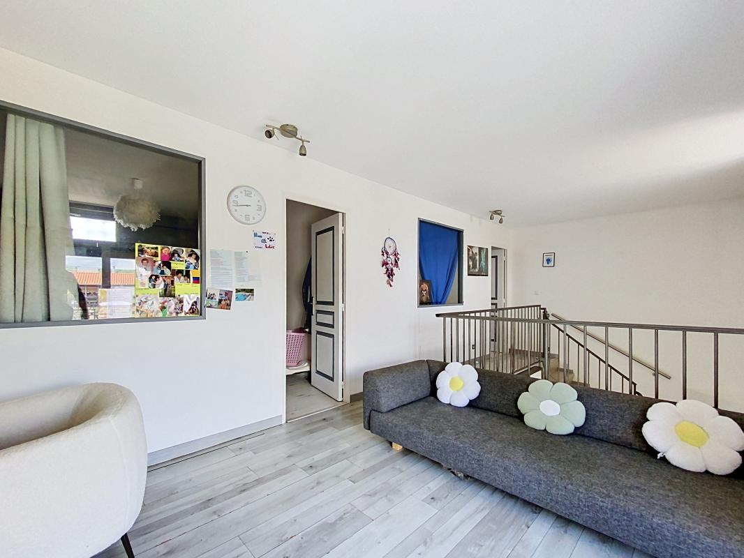 Maison - chambres - Mezzanine - Terrasse - Garage - Places de stationnement - Au cœur du village - Proche toutes commodités