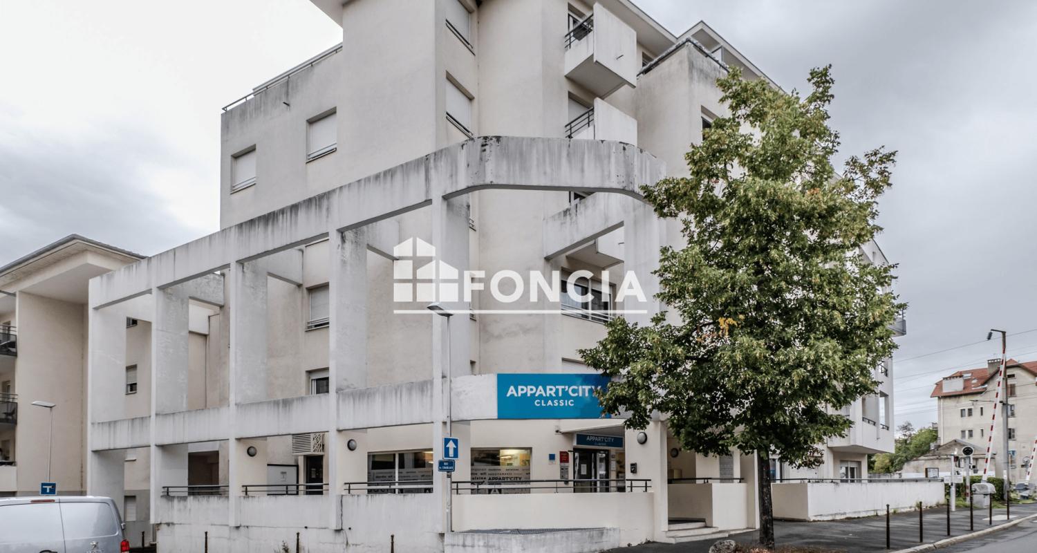 SPÉCIAL INVESTISSEUR – STUDIO LMNP SOUS BAIL COMMERCIAL À THONON-LES-BAINS Location Meublée - Résience Carré d'Or - Appart'City Thonon les Bains - Appart Hôtel Adresse : 18 Bd Georges Andrier, 74200 Thonon-les-Bains