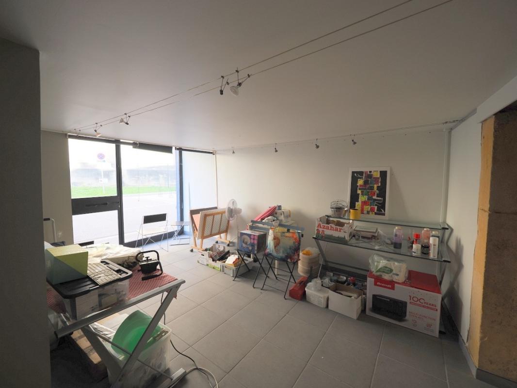 A VENDRE A MÂCON PLACE SAINT PIERRE Une petite maison avec local commercial au rez de chaussée et un garage fermé dans parking sous terrain à proximité - Photo 3
