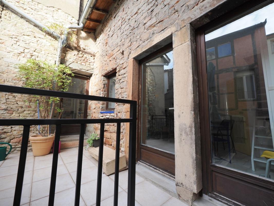 A VENDRE A MÂCON PLACE SAINT PIERRE Une petite maison avec local commercial au rez de chaussée et un garage fermé dans parking sous terrain à proximité - Photo 4