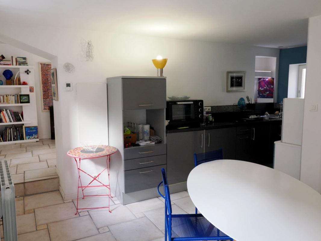 A VENDRE A MÂCON PLACE SAINT PIERRE Une petite maison avec local commercial au rez de chaussée et un garage fermé dans parking sous terrain à proximité - Photo 5