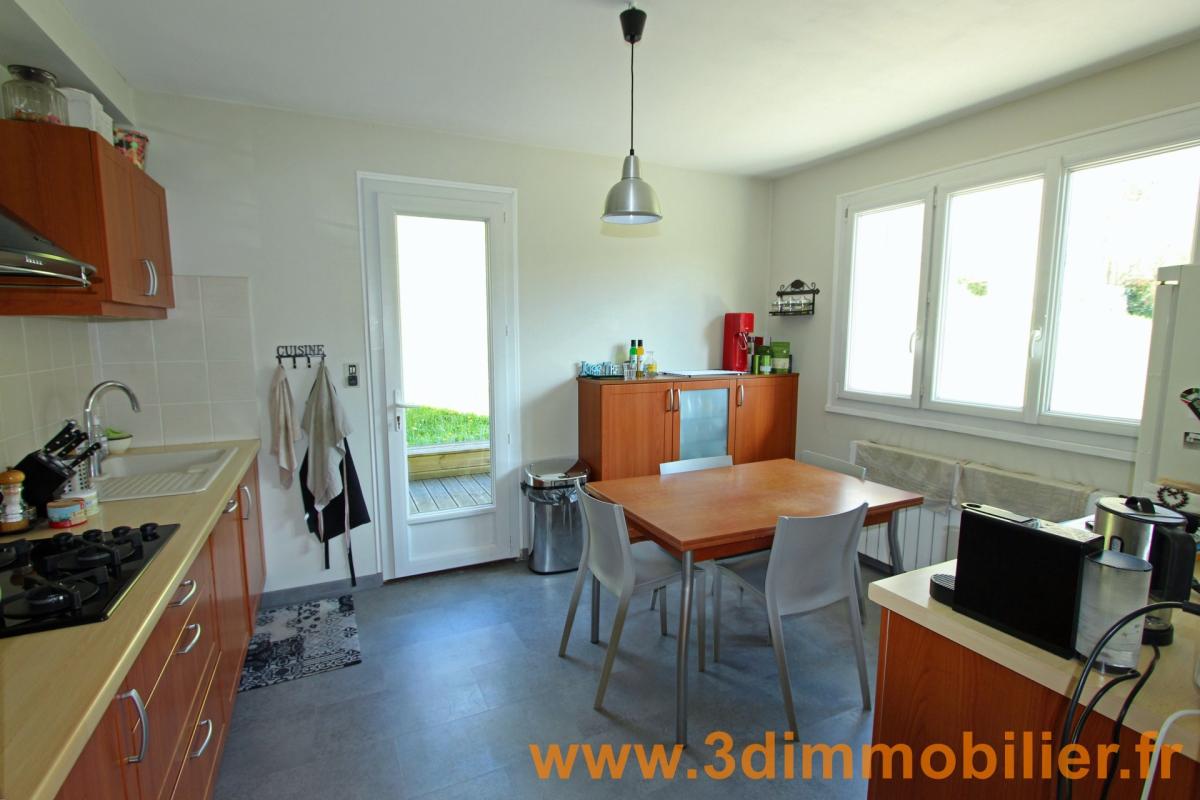A 5 minutes de Lons-le-Saunier (39 JURA), vends une grande maison familiale sur sous-sol avec piscine et très grand terrain - Photo 4
