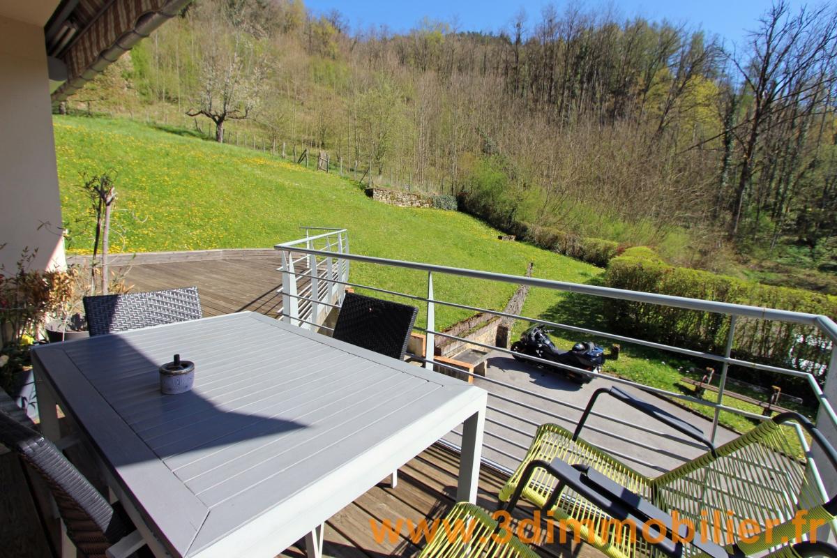 A 5 minutes de Lons-le-Saunier (39 JURA), vends une grande maison familiale sur sous-sol avec piscine et très grand terrain - Photo 5