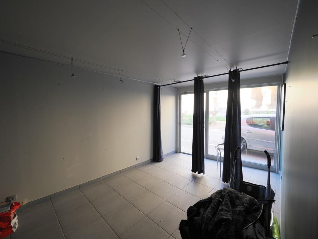 A VENDRE A MÂCON PLACE SAINT PIERRE Une petite maison avec local commercial au rez de chaussée et un garage fermé dans parking sous terrain à proximité - Photo 2