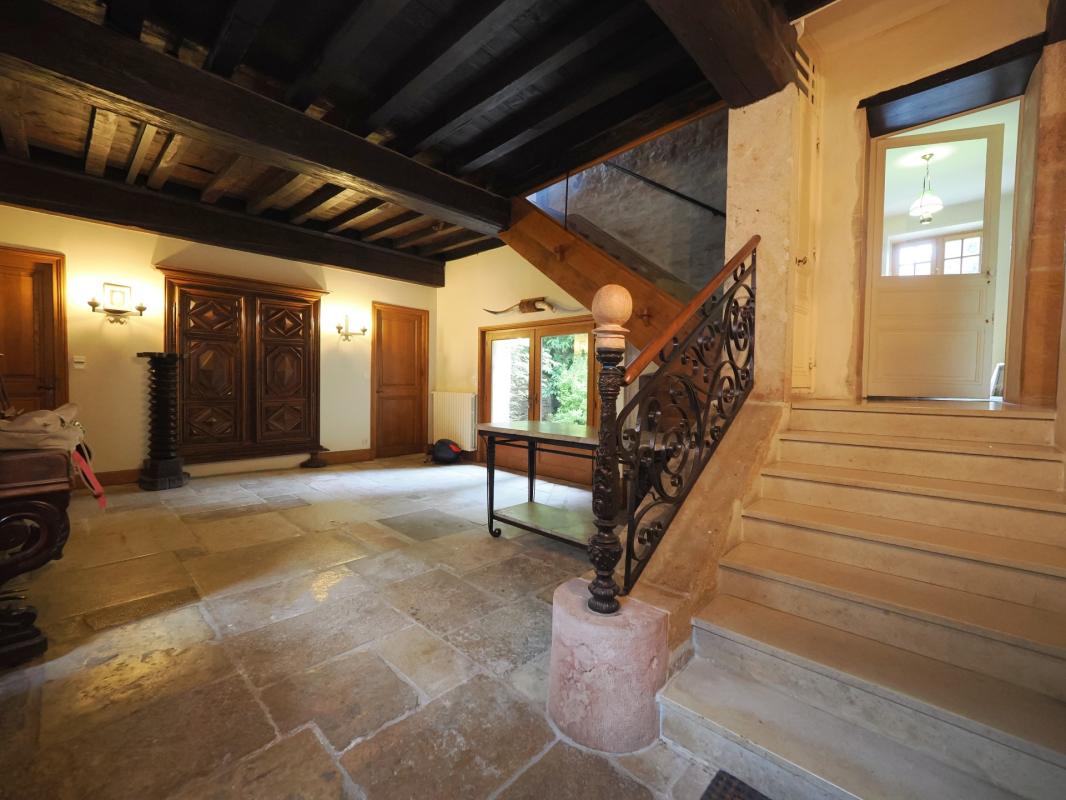 A VENDRE A TOURNUS  à deux pas de l'abbaye , une très belle maison , avec un petit jardin , terrasse, piscine , 344 m2 habitables , 15 pièces , 8 chambres . Possibilité création de gîte , chambres d'hôtes - Photo 2