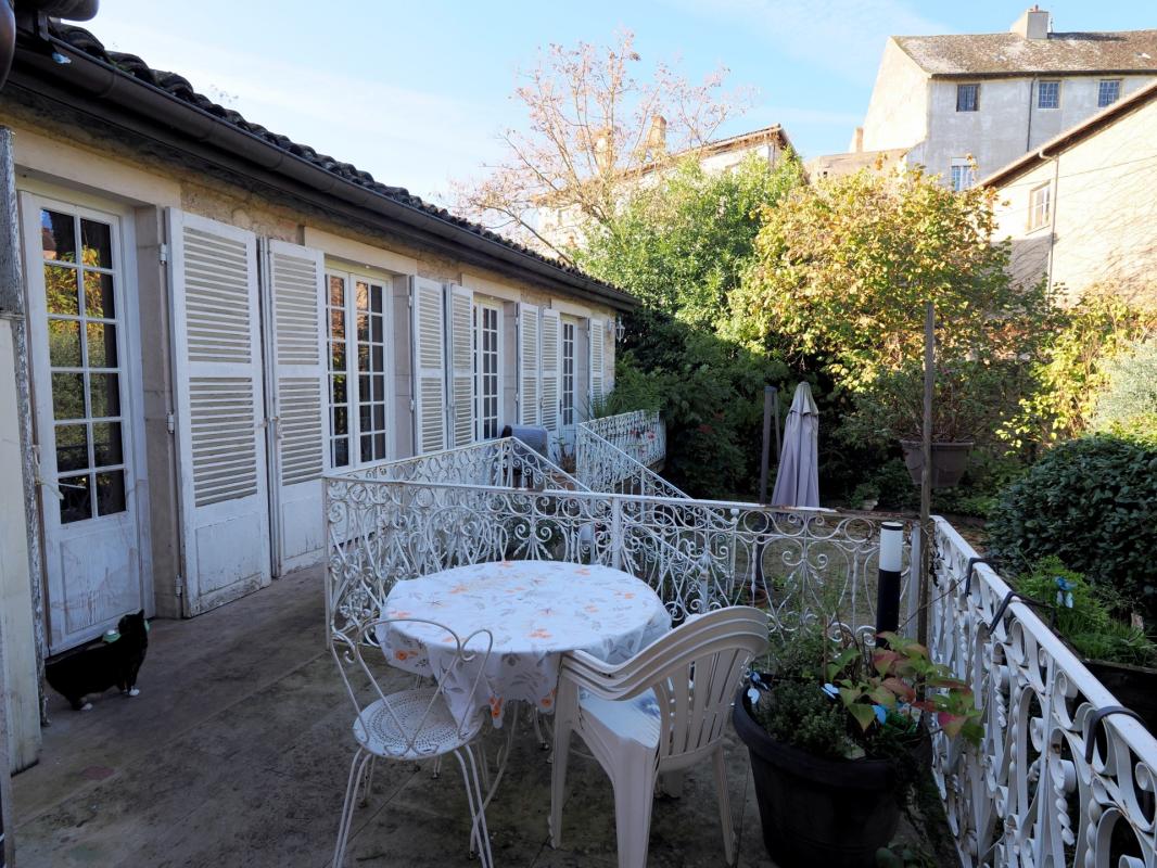 A VENDRE A TOURNUS  à deux pas de l'abbaye , une très belle maison , avec un petit jardin , terrasse, piscine , 344 m2 habitables , 15 pièces , 8 chambres . Possibilité création de gîte , chambres d'hôtes - Photo 3