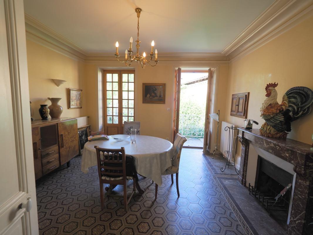 A VENDRE A TOURNUS  à deux pas de l'abbaye , une très belle maison , avec un petit jardin , terrasse, piscine , 344 m2 habitables , 15 pièces , 8 chambres . Possibilité création de gîte , chambres d'hôtes - Photo 4