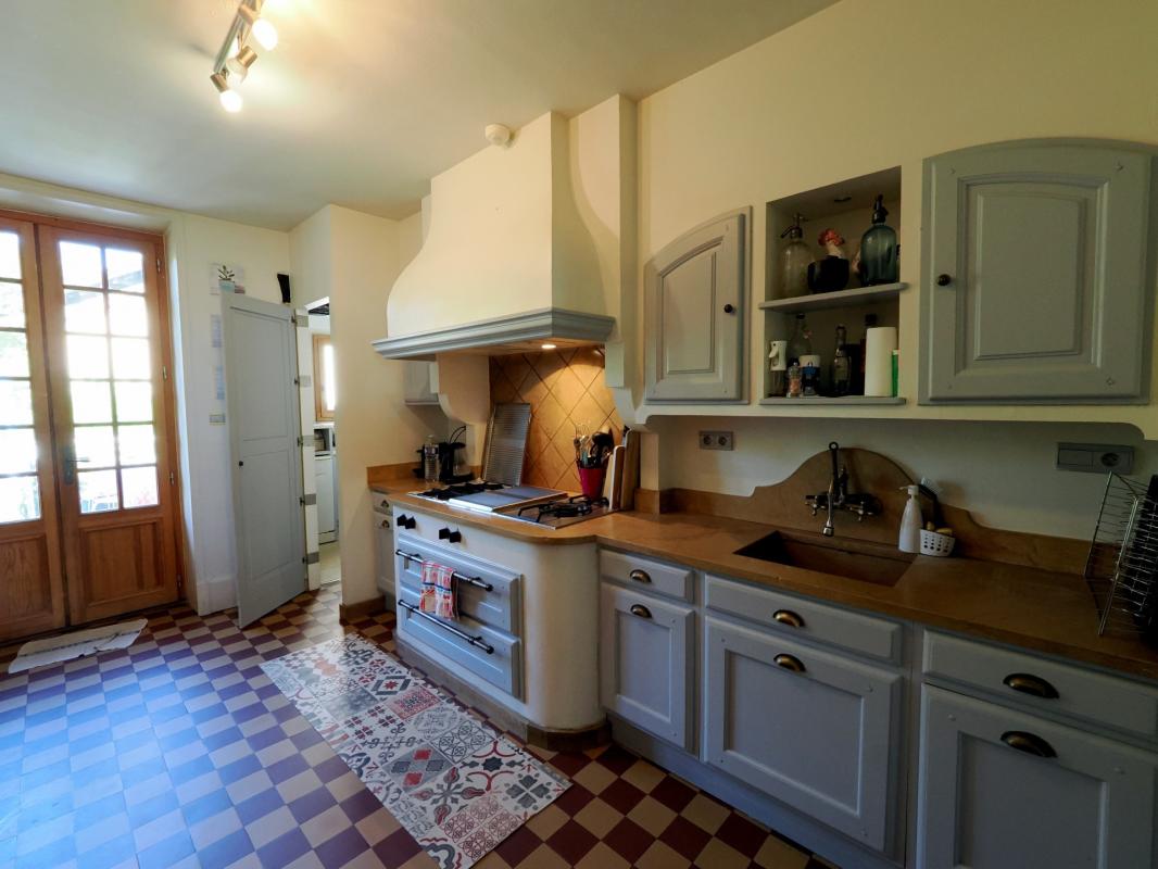 A VENDRE A TOURNUS  à deux pas de l'abbaye , une très belle maison , avec un petit jardin , terrasse, piscine , 344 m2 habitables , 15 pièces , 8 chambres . Possibilité création de gîte , chambres d'hôtes - Photo 5