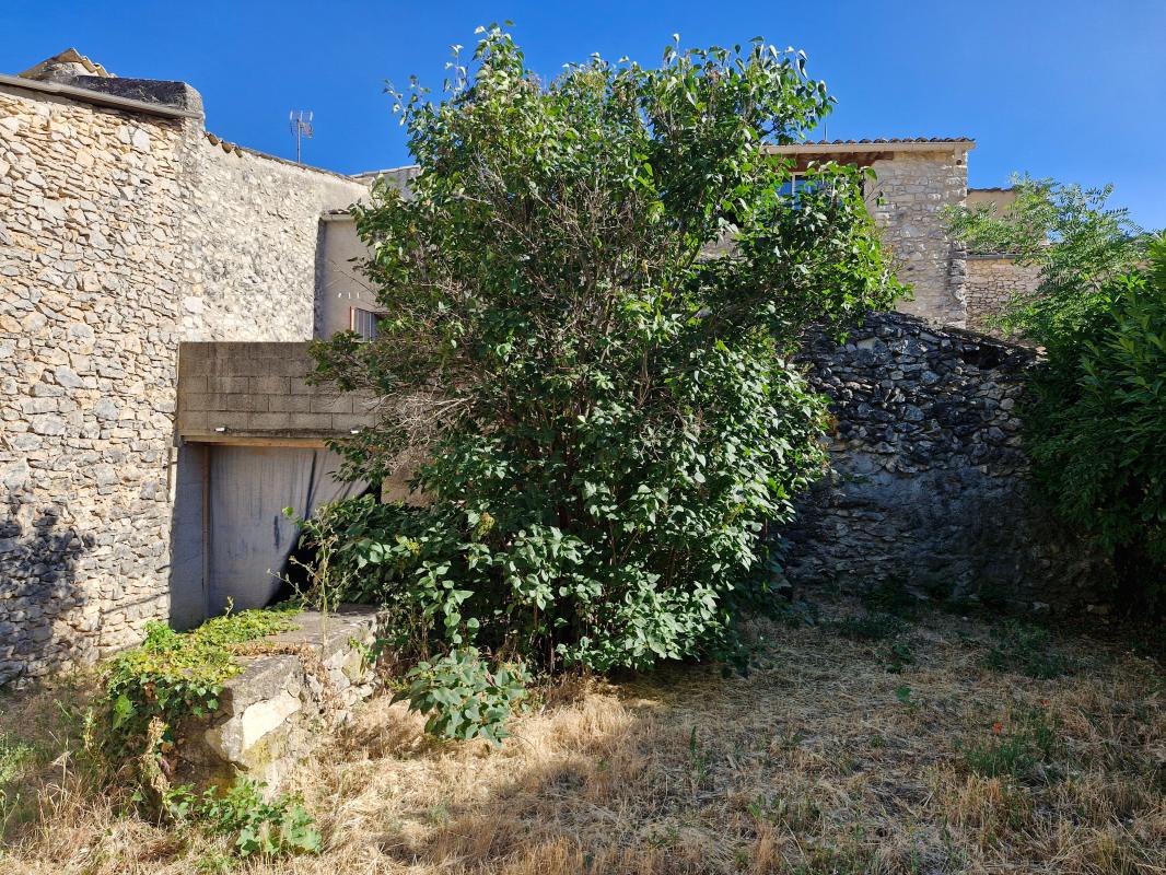 Pays de Banon, maison en pierres avec jardin, terrasse, caves et grenier