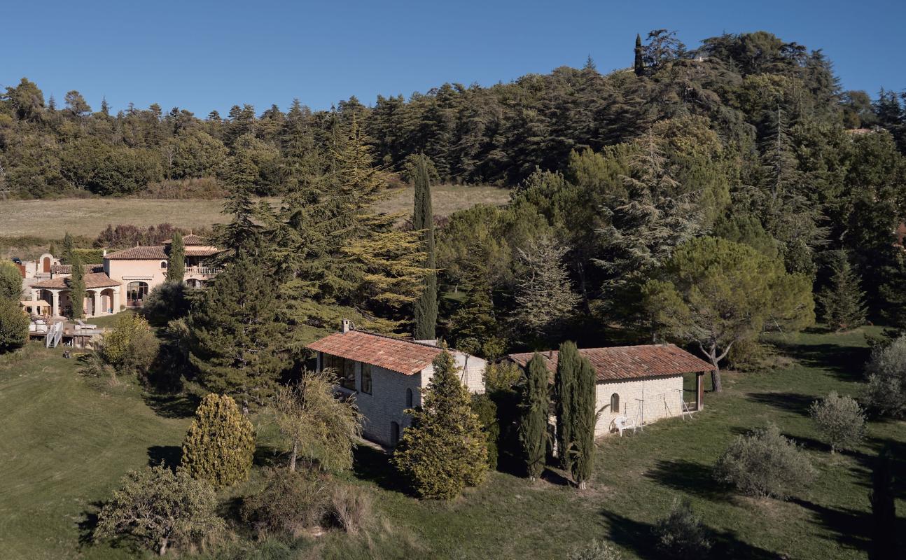 Maison doublée en pierres avec 9000 m² de terrain et piscine