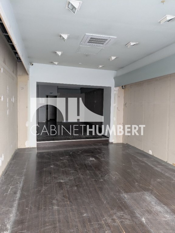 À louer, local commercial d'une superficie d'environ 100 m², idéalement situé dans une rue à fort passage offrant une excellente visibilité