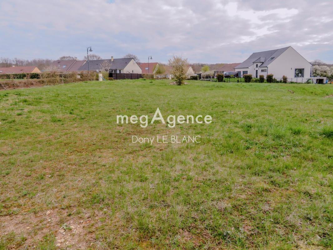 Agréable terrain viabilisé de 759m2 à Briconville