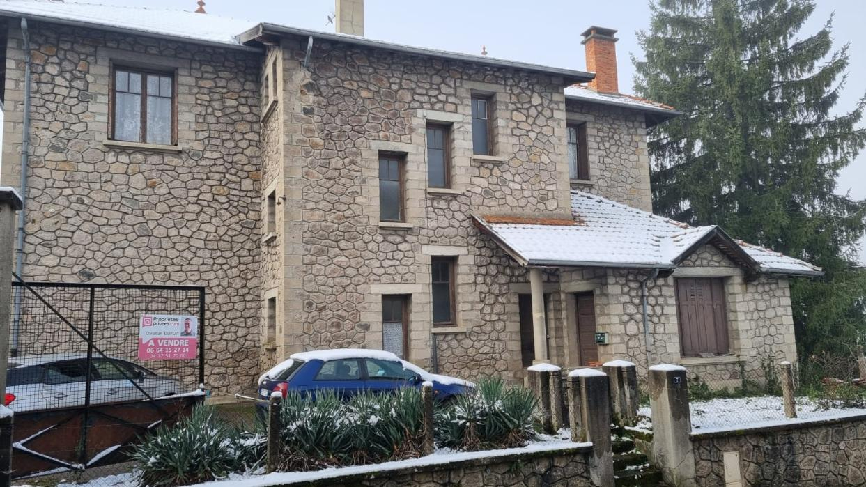 Saint Pal de Mons 43620 Idéal artisan ou investisseur possibilité découpe 4 logements plus 1000m² de terrain constructible