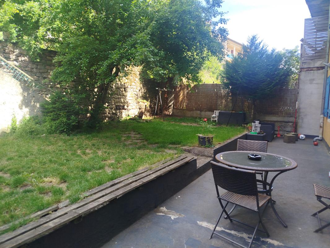 Maison avec jardin , garage et appartement indépendant